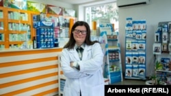 Ndalore Likaj në barnatoren ku punon në Prizren.