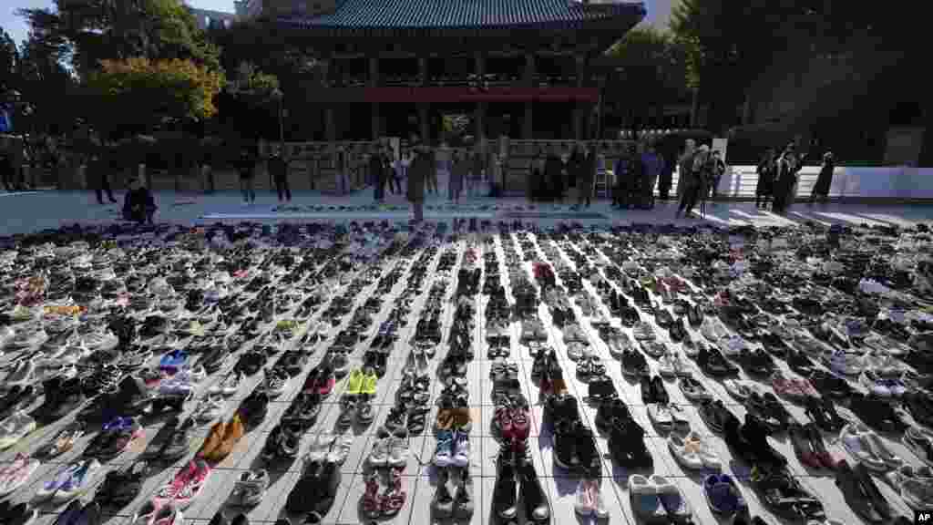 A gázai, ciszjordániai és izraeli áldozatokat jelképező mintegy kétezer pár cipőt helyeznek el egy tüntetés előtt a dél-koreai Szöulban 2023. november 17-én