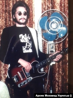 Като млад китарист наричат Мохамед Джон Ленън заради приликата му с музиканта от легендарната група Бийтълс