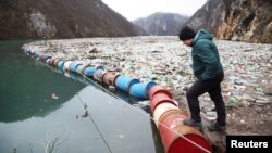 Tонове боклуци, сред които пластмасови бутилки, автомобилни гуми и различни неорганични отпадъци, плуват по река Дрина, създавайки плаващо сметище във Вишеград, Босна и Херцеговина.