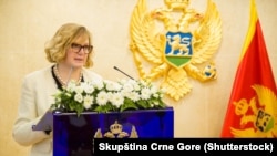 Bošnjak tokom potpisivanja sporazuma o formiranju Ženskog kluba 27. saziva Skupštine 5. mart 2021.