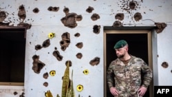 A belga fegyveres erők egyik tagja a ruandai népirtás harmincadik évfordulójára emlékező rendezvényen Kigaliban 2024. április 8-án