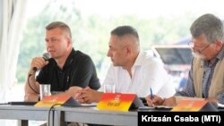 Forró Krisztián (b), a Szövetség elnöke beszél a Martosi Szabadegyetemen július 5-én, mellette Potápi Árpád nemzetpolitikai államtitkár és Kövér László