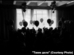 Dita e fundit e klasës së 11; prindër e nxënës duke pritur në sallë