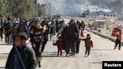 Egyik helyről a másikra kell menekülniük a palesztin családoknak