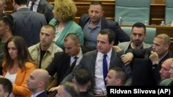 Kryeministri i Kosovës, Albin Kurti, gjatë përleshjeve mes deputetëve të PDK-së dhe anëtarëve të ekzekutivit. 13 korrik 2023. 