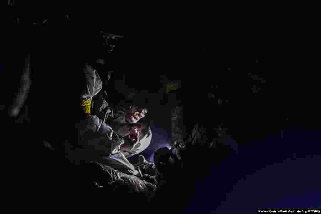 Dok sede u polu tami, vojnici se prisećaju omiljene picerije u selu iza linije fronta.