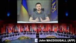 Украинскиот претседател Володимир Зеленски (на екранот) зборува на отворањето на четвртиот Самит на шефови на држави и влади на Советот на Европа, во концертната сала Харпа во Рејкјавик, Исланд на 16 мај 2023 година.