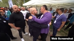 Robert Bubu (stânga), bodyguardul lui Popescu Piedone la un eveniment electoral.