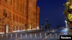 Një makinë policie shihet pas një barriere në Sheshin e Kuq në qendër të Moskës - 24 qershor 2023