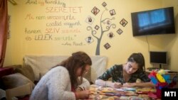 A Szent Ágota Gyermekvédelmi Szolgáltató egyik lakásotthonának lakói Bácsalmáson 2017. október 6-án (képünk illusztráció)