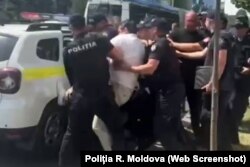 Momentul în care liderul partidului „Șansă”, Alexei Lungu, este reținut