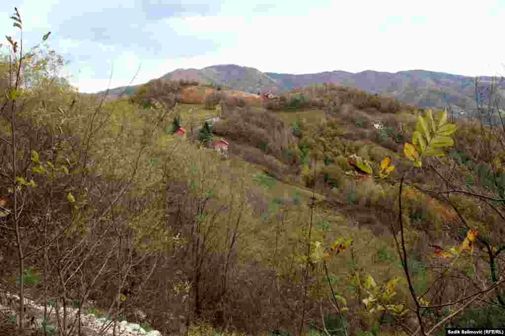 Selo je od Srebrenice udaljeno oko sedam kilometara. Do 1992. u selu je živjelo oko 200 stanovnika.(