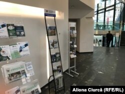 Materiale informative despre activitatea Primăriei Chișinău afișate în holul sălii unde a avut loc concertul de la Viena