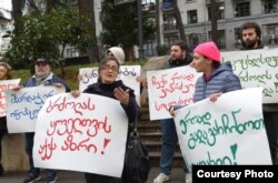 გვანცა აფხაიძე ონკოპაციენტების აქციაზე. პარლამენტის შენობის შესასვლელი, 2024 წლის თებერვალი