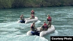 Pripadnici Specijalne antiterorističke jedinice MUP-a Republike Srpske pretražuju teren i rijeku Drinu kod Foče, 1. april 2024.