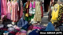 Gratë afgane shesin rroba të dorës së dytë në Kabul, Afganistan, 17 janar 2024.