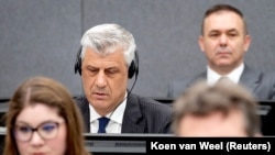 Ish-presidenti i Kosovës, Hashim Thaçi me ish-deputetin Rexhep Selimi dhe ekipet mbrojtëse, në njërën prej seancave të mbajtura në Hagë.