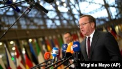 Ministrul german al Apărării, Boris Pistorius, sosind la reuniunea miniștrilor Apărării din UE, Bruxelles, 14 noiembrie 2023.