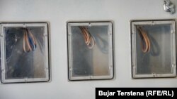 Një ndërtesë banimi në Mitrovicë të Veriut, ku nuk ka fare njehsorë të energjisë elektrike.