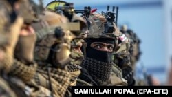 Luftëtarët talibanë qëndrojnë roje gjatë një ceremonie në Kabul në shkurt.