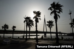 Palmët dhe një urë e këmbësorëve që u ndërtua në pritje të një fluksi me turistë.