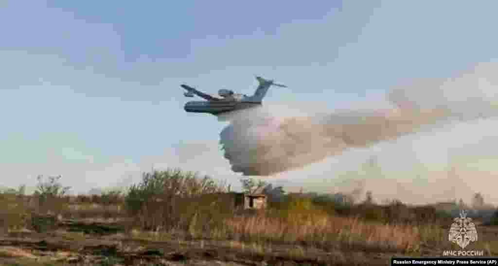 Orosz katasztrófavédelmi repülőgépek oltják a tüzet a Kurgani területen május 8-án. Az EU Kopernikusz légkörfigyelő szolgálatának adatai szerint az oroszországi Cseljabinszktől Omszkon és Novoszibirszken át a távol-keleti Primorjéig égnek az erdők, ami Kazahsztánt és Mongóliát is érinti