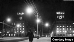 Norilszk 1969-ben. Dicsőség a Szovjetunió Kommunista Pártjának! – sugározzák a neonfeliratok