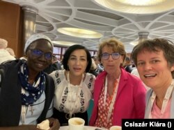 Csiszár Klára a vatikáni szinódus néhány résztvevőjével