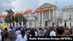 Учесниците на Парадата минуваат покрај зградата на Владата