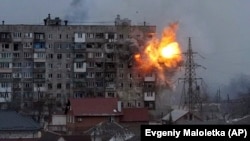 Експлозија во станбена зграда откако тенк на руската армија пукаше врз неа во Мариупол, Украина, 11 март 2022 година.