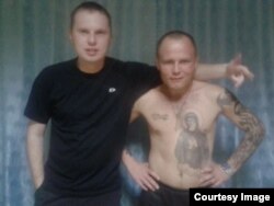 Виктор Луковенко (слева) в исправительной колонии. Источник: "Такие дела", личный архив