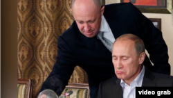 Evgheni Prigojin, supranumit „bucătarul lui Putin”, servindu-l pe președintele rus. Fostul șef Wagner s-ar fi aflat la bordul unui avion care s-a prăbușit miercuri, în Rusia.