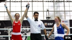 Съдията обявява победата на Станимира Петрова над Свитлана Уманска (Украйна) в категория до 54 килограма, 5 февруари, зала "София" - един от мачовете, който я отведе до победата на финала срещу китайката Чан Юан