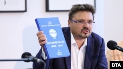 Кирил Вълчев с гордост представя изданието. Има идея то да излезе в превод на английски език. В момента то може да бъде закупено от книжарницата на БАН или от самата БТА.