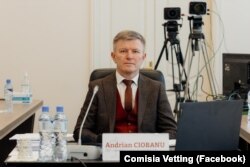 Судья Андриан Чобану во время собеседование, которое проводит комиссия vetting