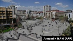 Qytetarë duke ecur në qendër të Prishtinës, më 2 prill 2024.