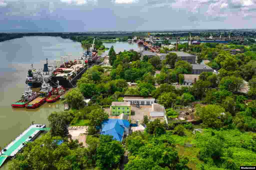 Fotografie de arhivă a unui port din Izmail, Ucraina. Teritoriul românesc poate fi văzut în stânga, dincolo de fluviul Dunărea, granița naturală dintre cele două țări. La 7 septembrie, Ministerul român al Apărării a publicat o declarație prin care condamna atacul rusesc asupra portului ucrainean, apoi afirma că atacurile cu drone kamikaze asupra Ucrainei &bdquo;nu au reprezentat nicio amenințare militară directă la adresa teritoriului nostru național&rdquo;.
