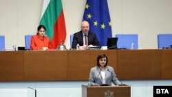 Корнелия Нинова разкритикува предложените от управляващото мнозинство промени в основния закон.