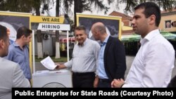 Саем за вработување на работници што ќе работат на градба на автопати од Коридори 8 и 10д што ги градат Бехтел и Енка. Директорот на ЈПДП Ејуп Рустеми и министерто за транспорт Благој Бочварски.