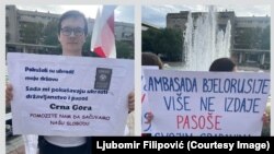 Bjeloruski državljani sa transparentima na skupu u Podgorici, 12. novembar 2023. godine