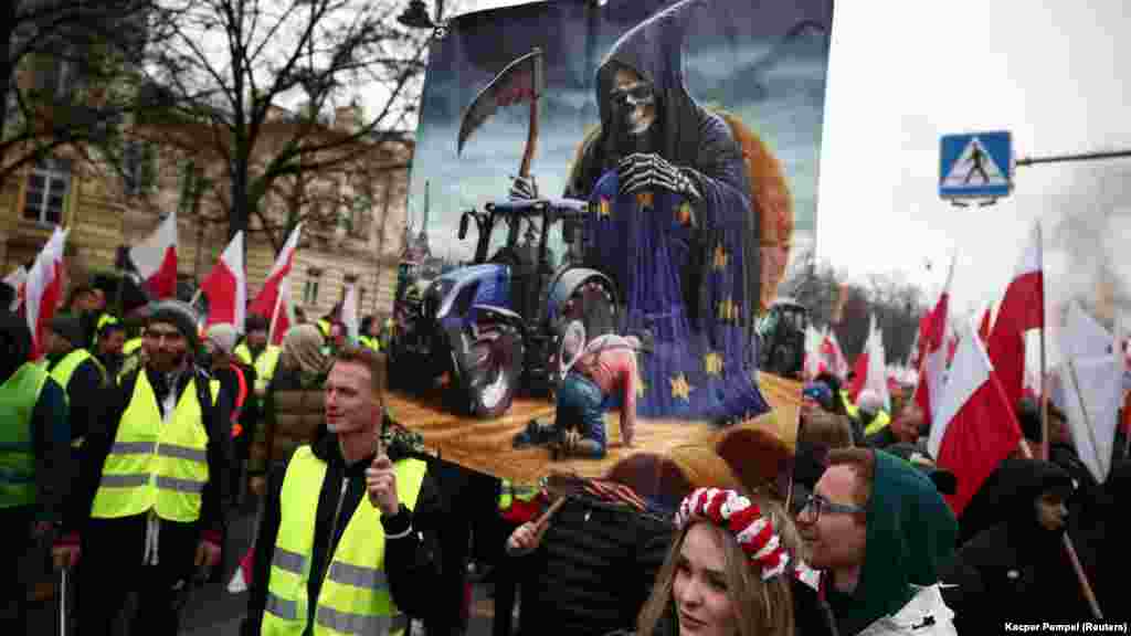 Protestni marš ispred kancelarije poljskog premijera Donalda Tuska u Varšavi 6. marta. Poljski demonstranti pozivaju na ukidanje ograničenja i troškova koje im nameće &quot;Zeleni dogovor&quot; EU, plan za borbu protiv klimatskih promjena.
