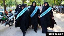Čuvarce hidžaba patroliraju javnim prostorima Teherana kako bi se suočile sa ženama koje ne nose obaveznu maramu.
