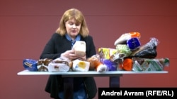 Am cumpărat mai multe feluri de pâine și am studiat.... pâine cu zahăr, pâine cu ulei, pâine cu conservant... Există chiar și o pâine care are 16 ingrediente. Imagine din redacția Europei Libere.