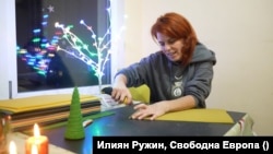 Вика поръчва от Украйна различни цветове восък и го затопля с ръце, за да направи свещ. Казва, че така влага енергия и добри намерения. Добавя и ароматни масла и билки