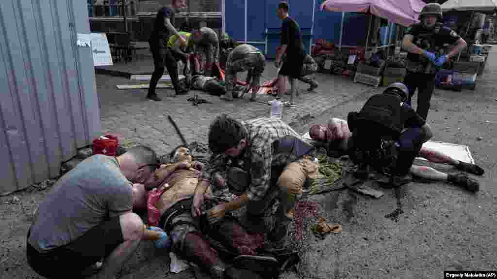 Sérülteket látnak el a helyszínen. A halálos áldozatok száma még növekedhet. A szerdai támadás egybeesett Antony Blinken amerikai külügyminiszter ukrajnai látogatásával &nbsp;