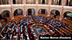 Deputetët hungarezë në seancën kur u ratifikua pranimi i Finlandës në NATO. 27 mars 2023.