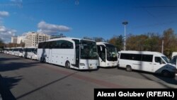 Autobuze și microbuze, staționate în Piața Marii Adunări Naționale.