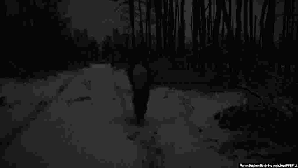 Kusnirnak fenyegető orosz drónok alatt, a sötétben kellett gyalogolnia, hogy elérje a lövészárkokat