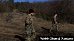 Ushtarët e KFOR-it afër vijës kufitare mes Kosovës dhe Serbisë.